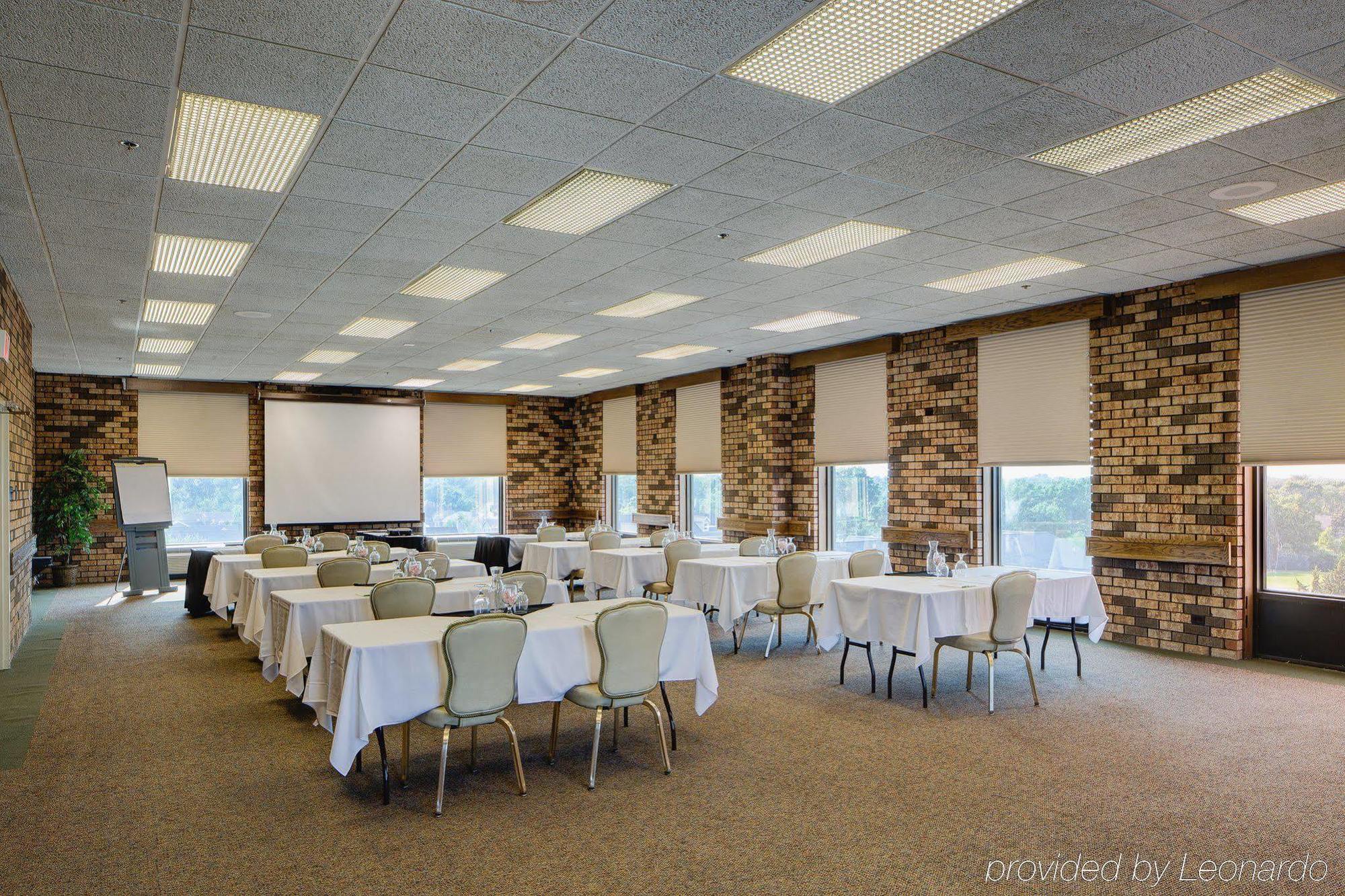Hotel Chicago Sw-countryside Confctr By Ihg 4*