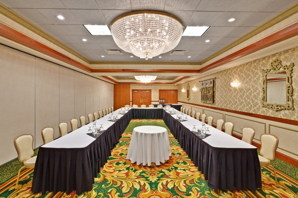 Hotel Chicago Sw-countryside Confctr By Ihg